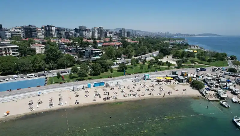 İstanbul'un Sıcak Havaları: Caddebostan Sahili Kalabalıklaştı
